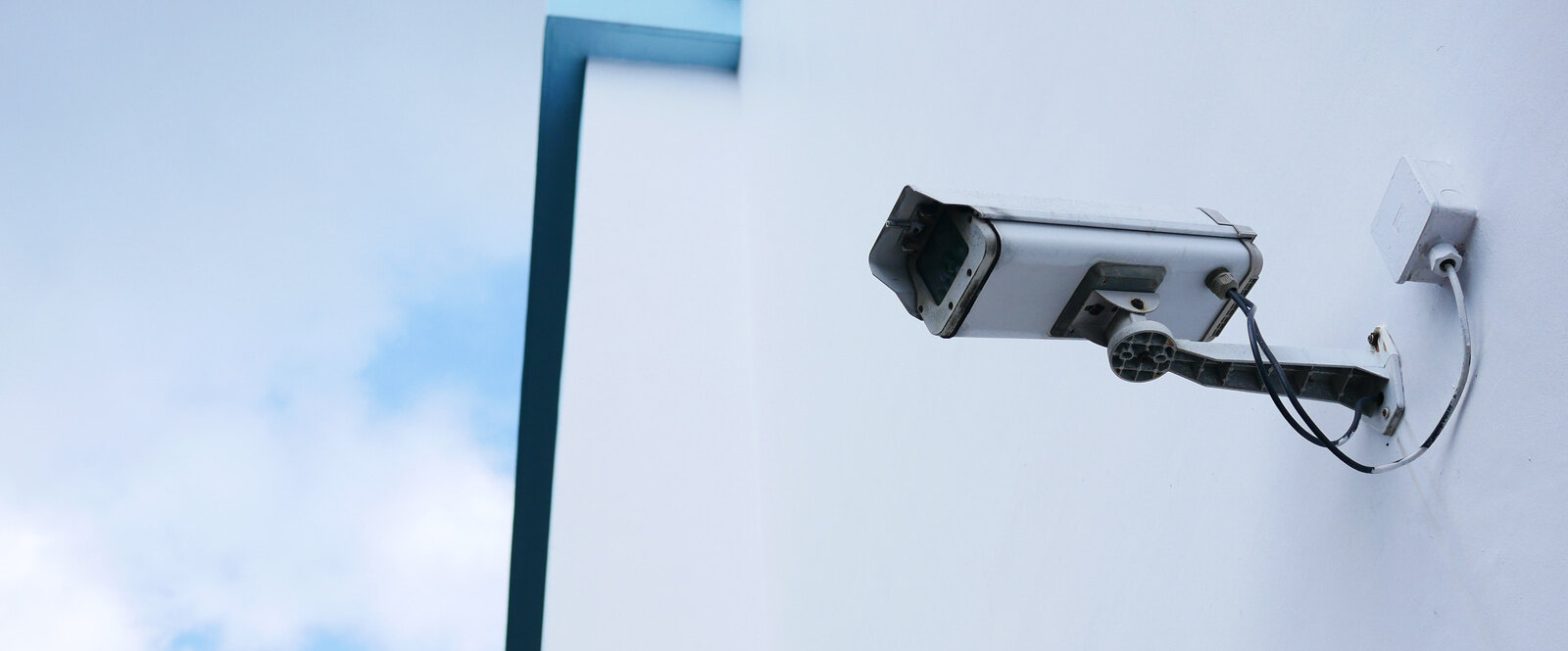 屋外用防犯カメラの電源の取り方は？注意点も解説